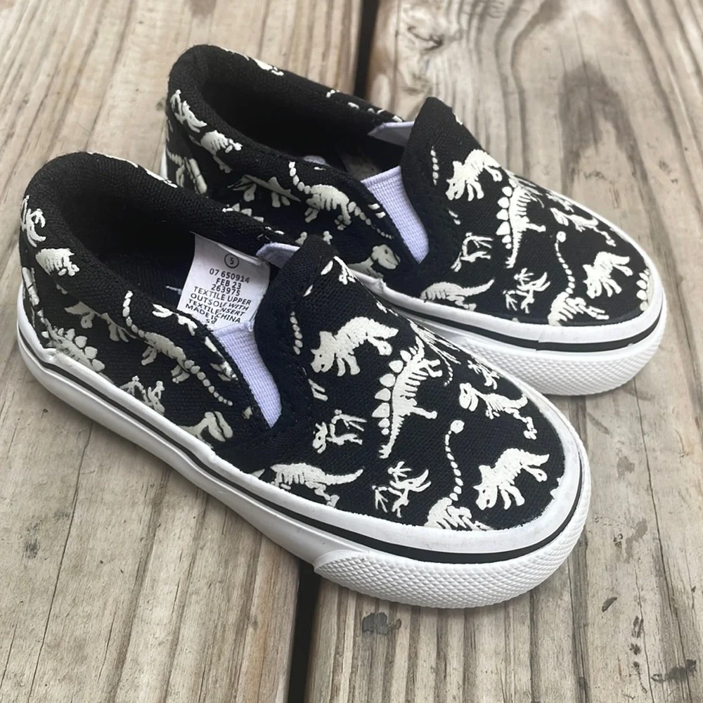 🦕🦖Tommy Bahama Glow in the Dark Dino Print Sneakers Size 5
